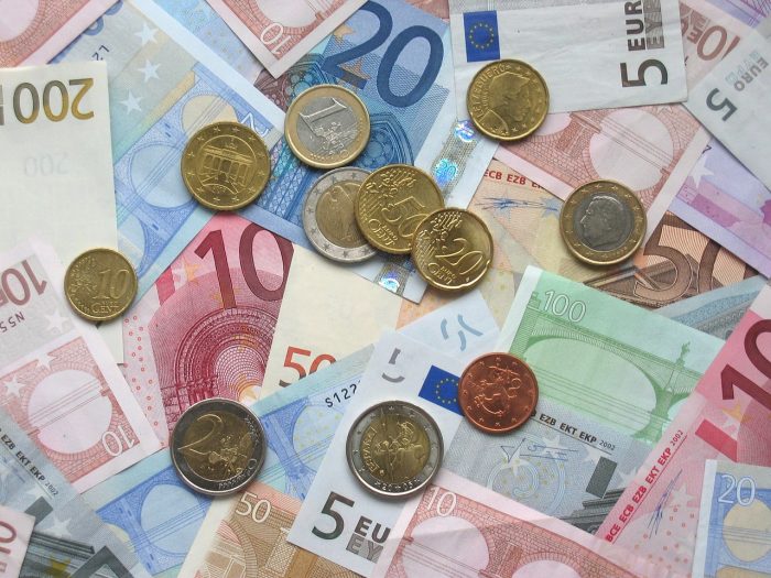 Kuvituskuva, jossa euroja kolikkoina ja seteleinä