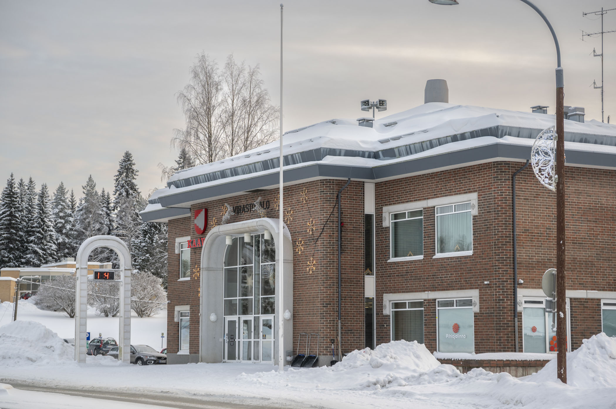 Talvella otettu valokuva Kaavin kunnantalosta.
