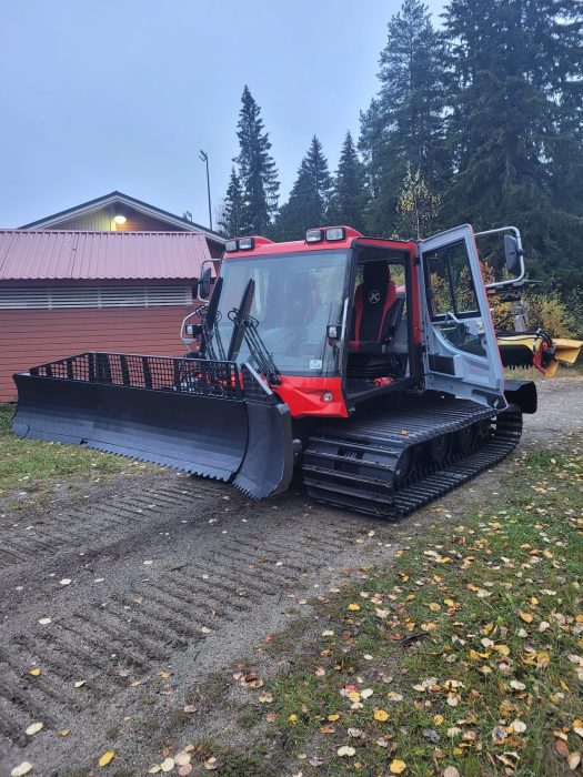 Uusi latukone Laturi esittelyssä ennen talvikauden alkamista.