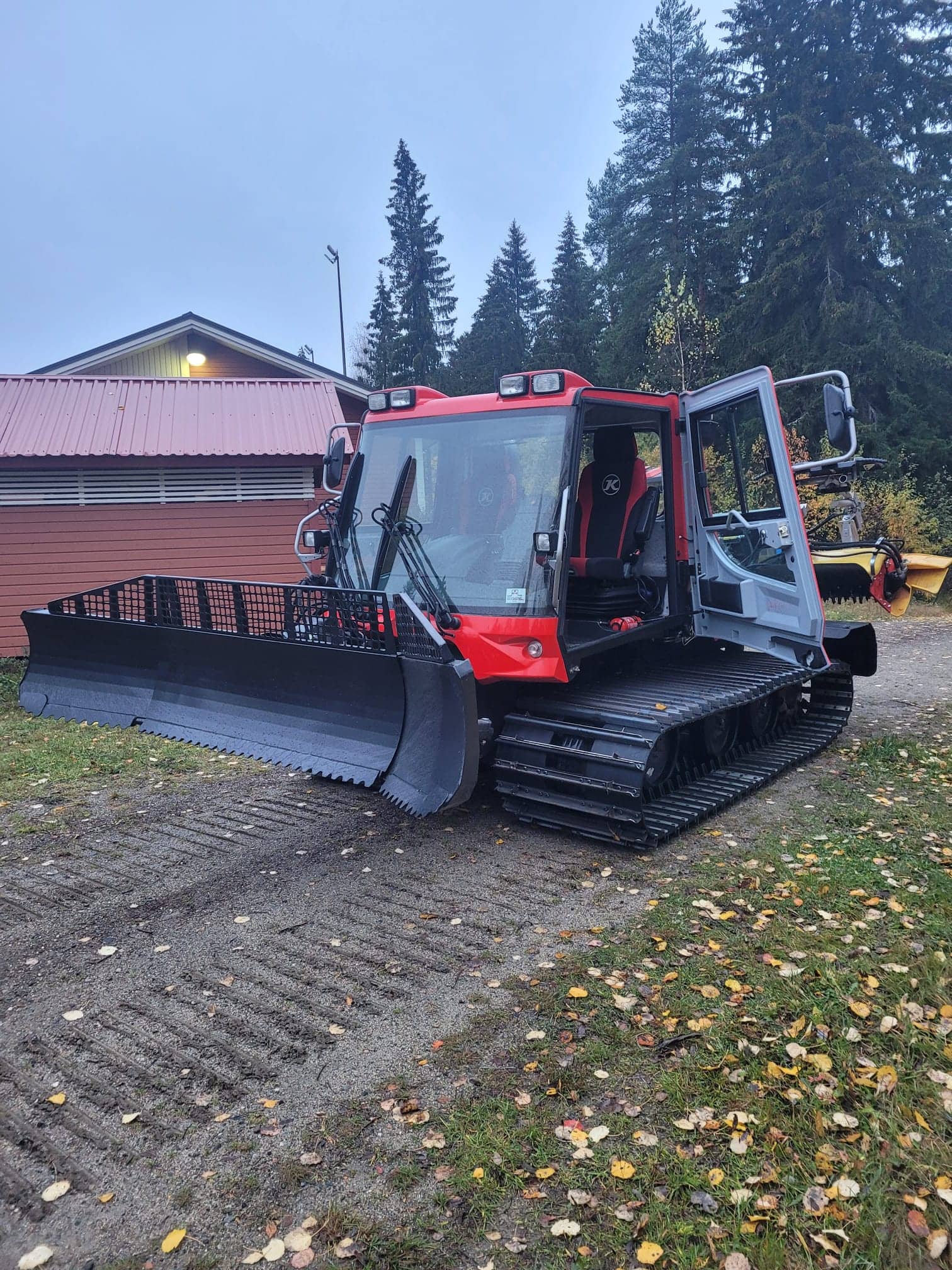 Uusi latukone Laturi esittelyssä ennen talvikauden alkamista.