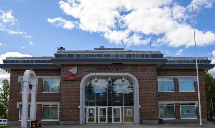 Kaavin kunnan virastotalo kesäisessä maisemassa