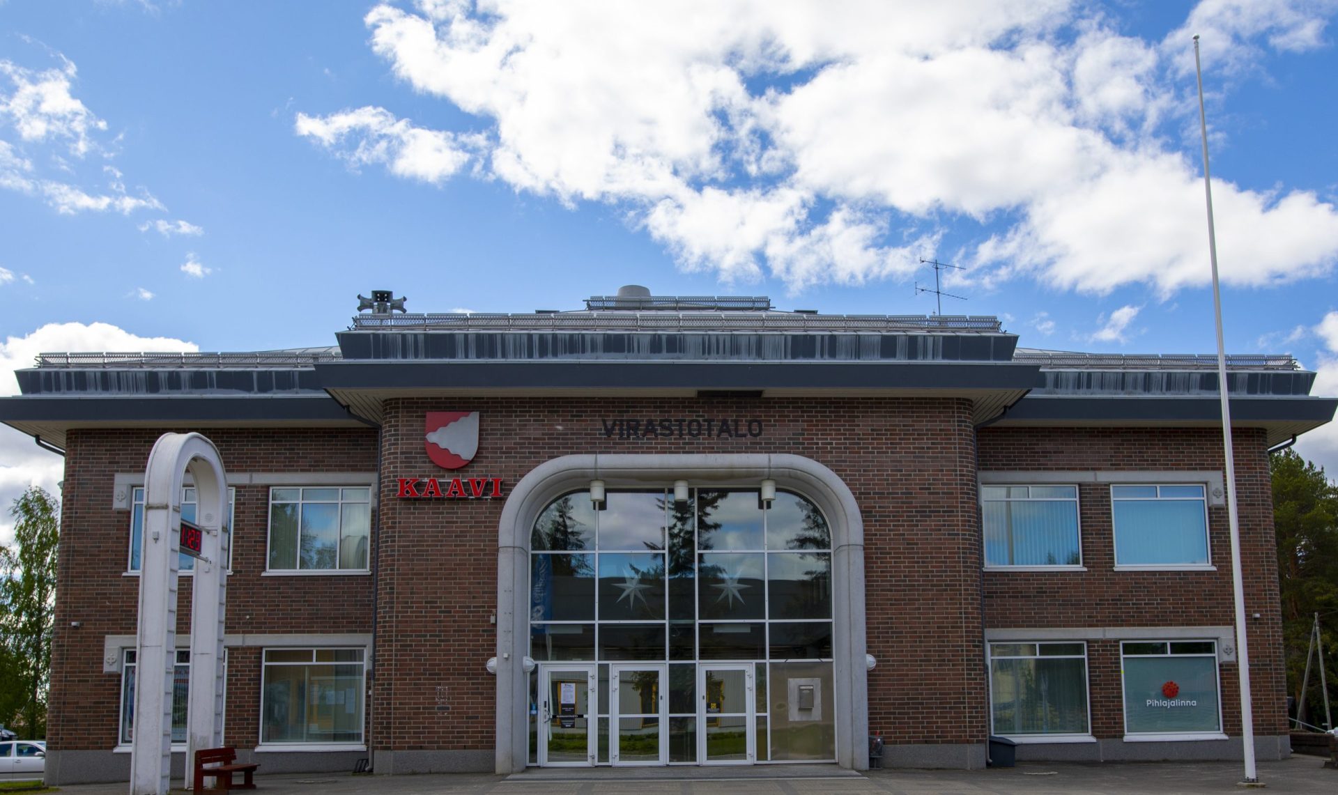 Kaavin kunnan virastotalo kesäisessä maisemassa