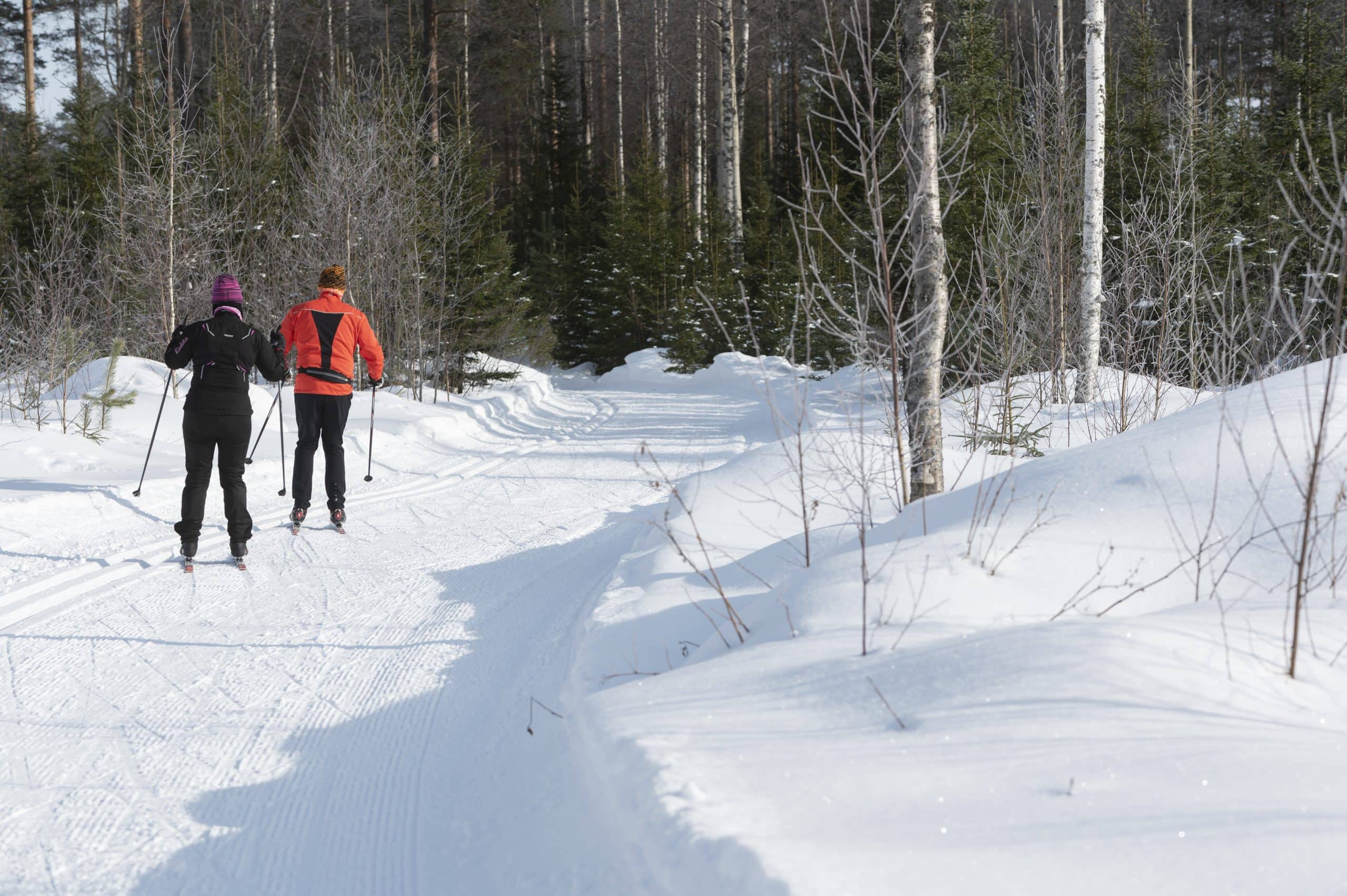 ihmisiä hiihtämässä hiihtoladulla