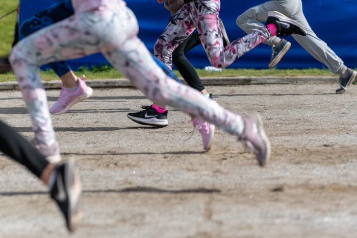 Koululaisia juoksemassa kilpaa urheilukisoissa.